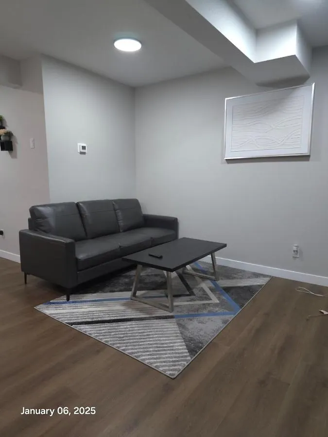 Lovely Home In Northwest Calgary Apartament