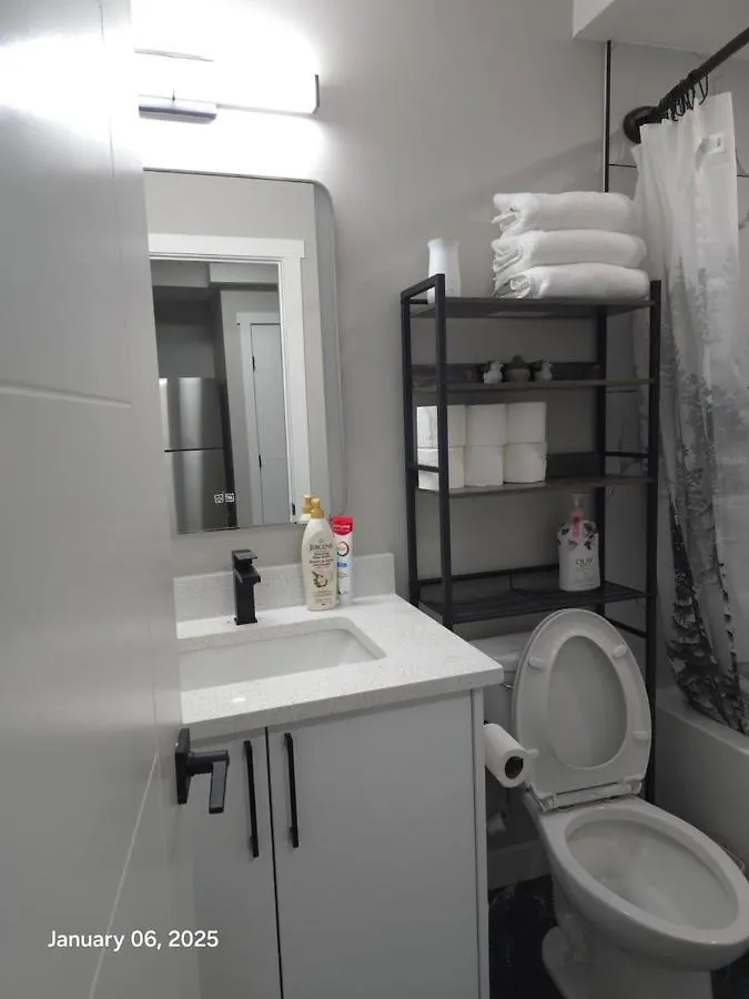 Lovely Home In Northwest Calgary 0*,  Kanada